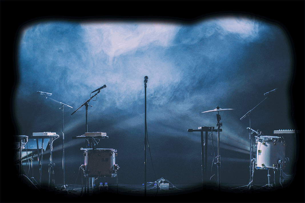 Eine Bühne mit Instrumenten und Mikrofonen für das Live-Recording.